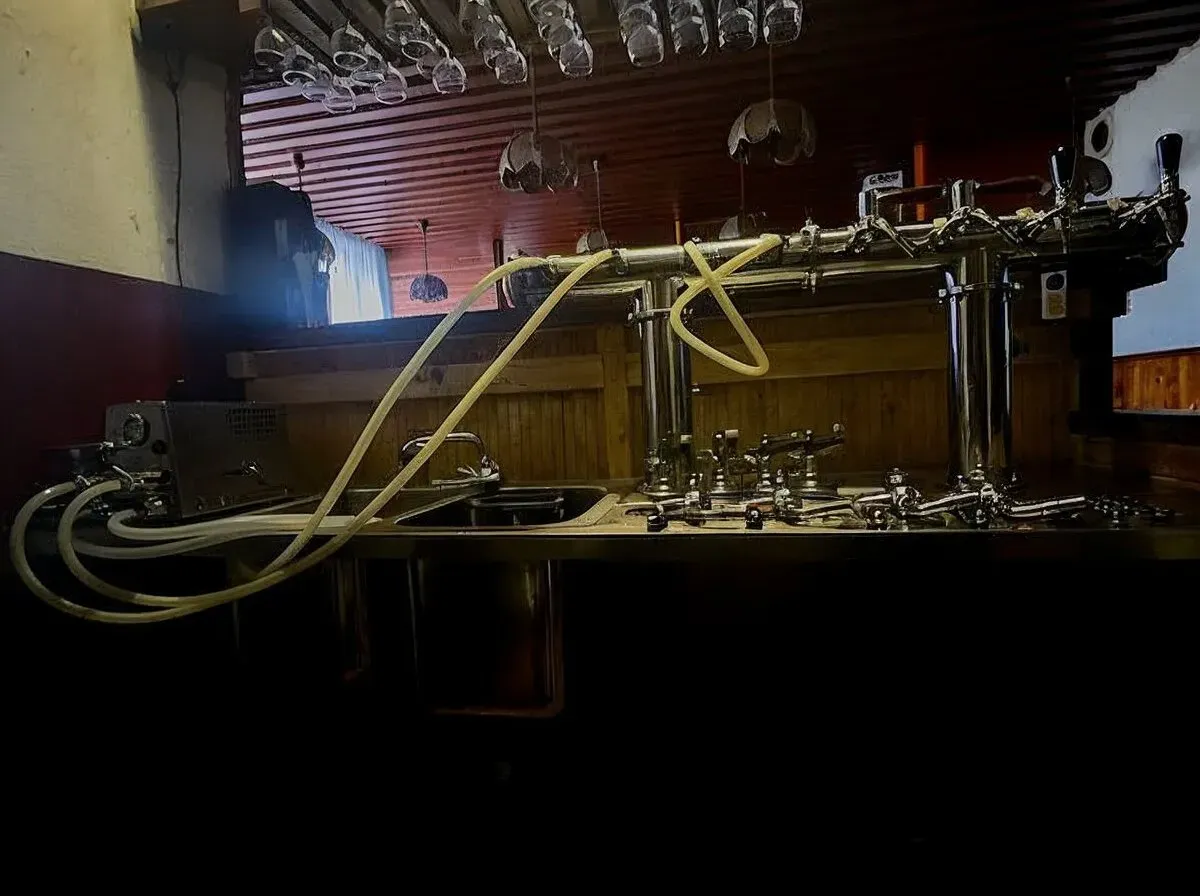Detailní instalace pivního vedení a rozvodů pro plyny Biogon a CO2 od firmy Sanitace Faust
